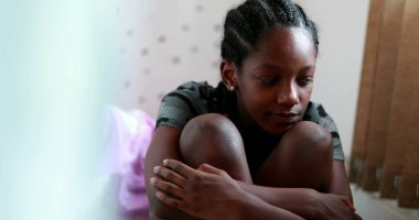 Melankolik üzgün kız. Depresyondan muzdarip Afrikalı genç zenci