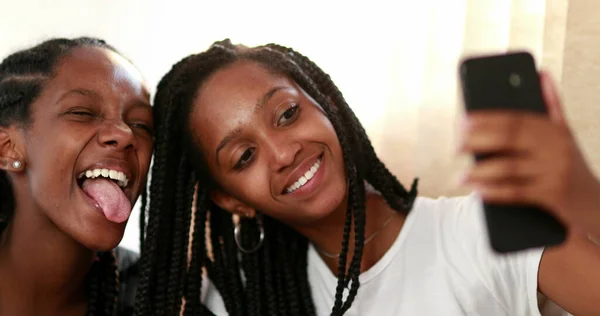Two Teenage Black Girls Taking Selfie Smartphone — Stockfoto