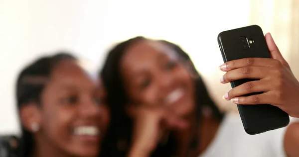 Dos Chicas Negras Adolescentes Tomando Selfie Con Smartphone — Foto de Stock