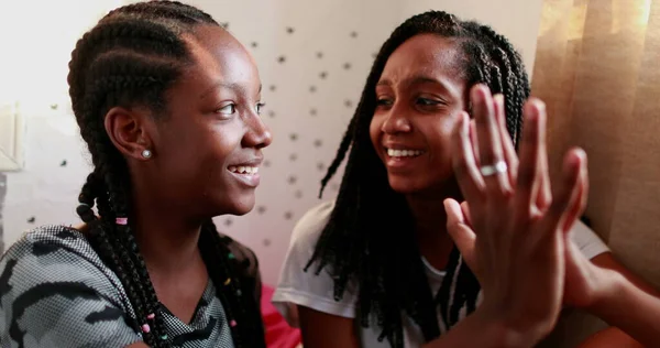 Two Loving African American Sisters Bonding Hand Hand Teen Black — Stockfoto