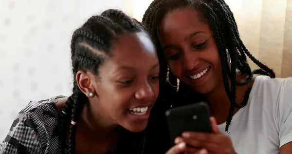 Two Girls Laughing Looking Cellphone Device Black Ethnicity Girlfriends — Stockfoto