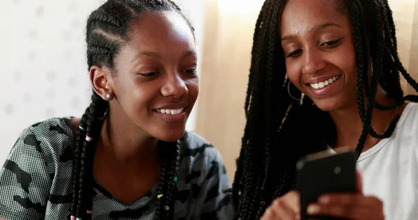 Two Girls Laughing Looking Cellphone Device Black Ethnicity Girlfriends — Photo