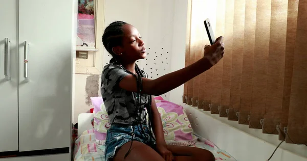 Teenage Girl Vlogging Mobilem Afričanky Etnika Dívka Mluvit Video Smartphonem — Stock fotografie