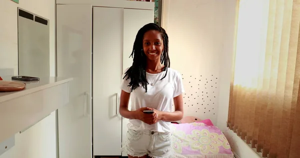 Ergenlik Odasında Kameraya Gülümseyen Afrikalı Genç Kız — Stok fotoğraf