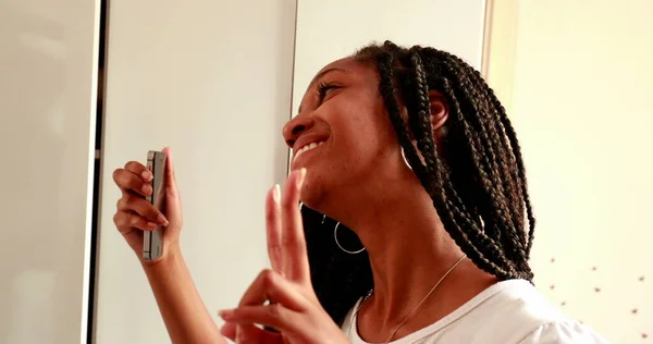 Dospívající Dospívající Dívka Fotí Selfie Před Zrcadlovým Odrazem Černoafrická Etnika — Stock fotografie