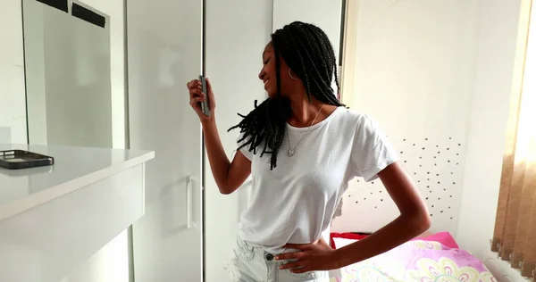 Dospívající Dospívající Dívka Fotí Selfie Před Zrcadlovým Odrazem Černoafrická Etnika — Stock fotografie