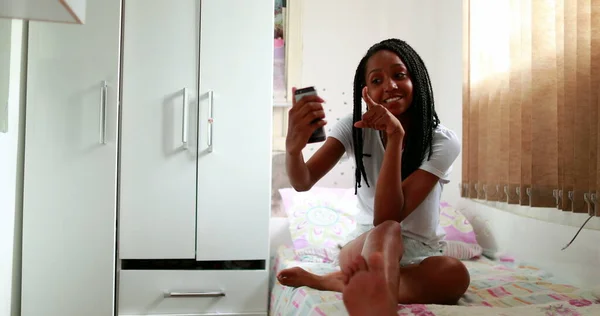 Chica Adolescente Hablando Teléfono Vídeo Con Amigo Africano Mestizo Adolescente —  Fotos de Stock