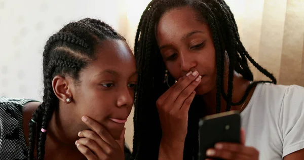 Teen Friend Showing Cellphone Screen Sister Black African Ethnicity — Stockfoto