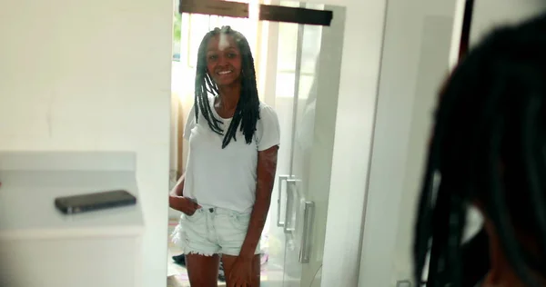 Adolescente Ragazza Africana Che Controlla Davanti Allo Specchio Nero Giovane — Foto Stock