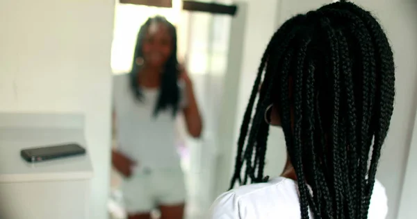 Teen African Girl Checking Herself Front Mirror Black Young Woman — ストック写真