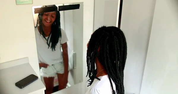 Teen African Girl Checking Herself Front Mirror Black Young Woman — ストック写真