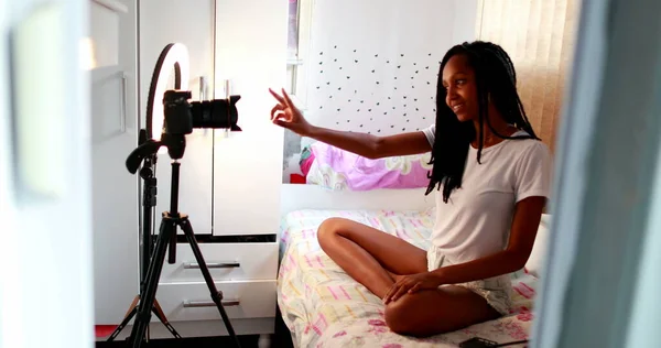 Revealing African Girl Speaking Front Camera Black Female Influencer Teenager — Foto Stock