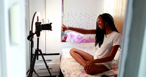 Revealing African Girl Speaking Front Camera Black Female Influencer Teenager — Stock Fotó
