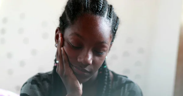 Pensive Black Tienermeisje Kind Denken Gedachte Trieste Depressieve Tiener Adolescent — Stockfoto