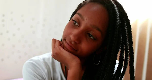 Загадкова Чорношкіра Африканка Думає Підлітковій Кімнаті Духовний Підліток Змішаної Раси — стокове фото