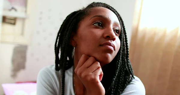 Töprengő Afrikai Tini Lány Őszinte Alkalmi Fiatal Gondolkodás Szobában — Stock Fotó