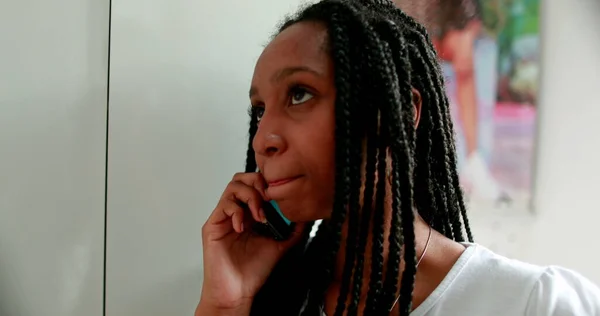 Vegyes Rasszista Lány Beszél Okostelefonon Tinédzser Válaszol Hívás — Stock Fotó