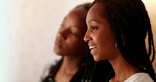 Dos Chicas Felices Cantando Bailando Juntas Hermanas Africanas Sinceras Amigas —  Fotos de Stock
