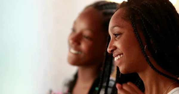 Dos Chicas Felices Cantando Bailando Juntas Hermanas Africanas Sinceras Amigas —  Fotos de Stock