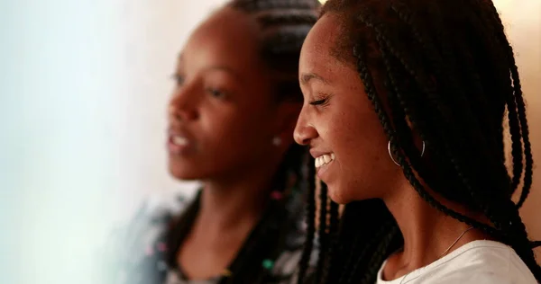 Gelukkige Twee Meisjes Die Samen Zingen Dansen Candid Afrikaanse Zusters — Stockfoto