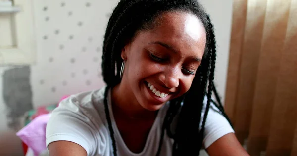 Menina Negra Adolescente Feliz Sorrindo Série Pessoas Reais Casuais Etnia — Fotografia de Stock