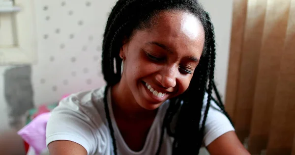 Menina Negra Adolescente Feliz Sorrindo Série Pessoas Reais Casuais Etnia — Fotografia de Stock