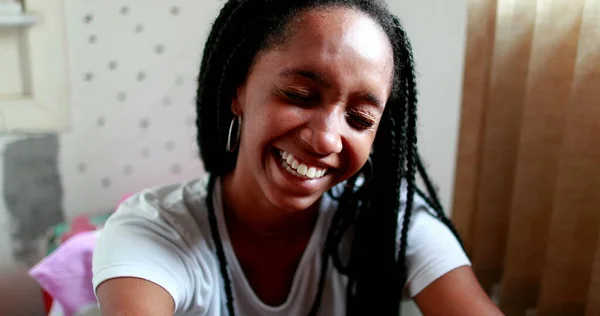 Joyeux Adolescent Fille Noire Souriant Une Série Décontractée Vraies Personnes — Photo