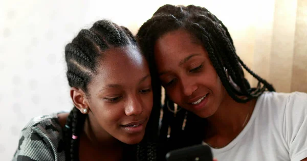 Girlfriend Sharing Cellphone Screen Black Sisters Laughing Together Girls Covering — Stockfoto