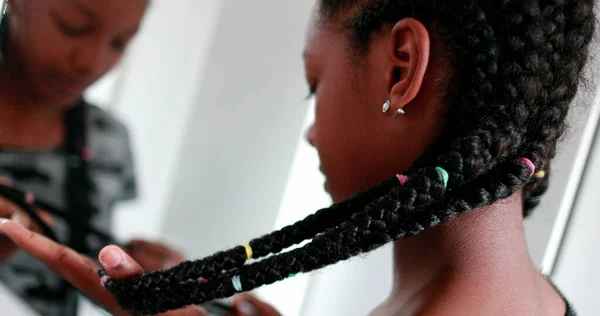 Confident Black Teen Girl Looking Herself Mirror — ストック写真