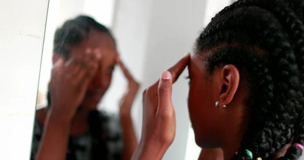 Confident Black Teen Girl Looking Herself Mirror — Foto Stock
