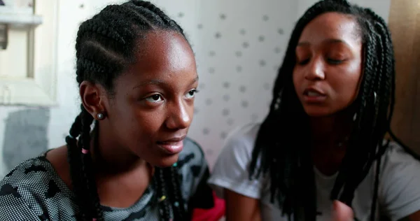 Честные Чернокожие Девушки Подростки Болтают Разговоре Случайные Реальные Люди — стоковое фото