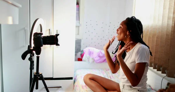 Menina Negra Vlogging Frente Câmera Para Mídias Sociais Afro Adolescente — Fotografia de Stock
