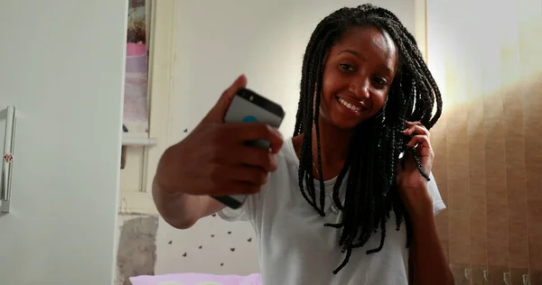 Fille Noire Prenant Selfie Avec Téléphone Mixte Race Adolescent Adolescent — Photo