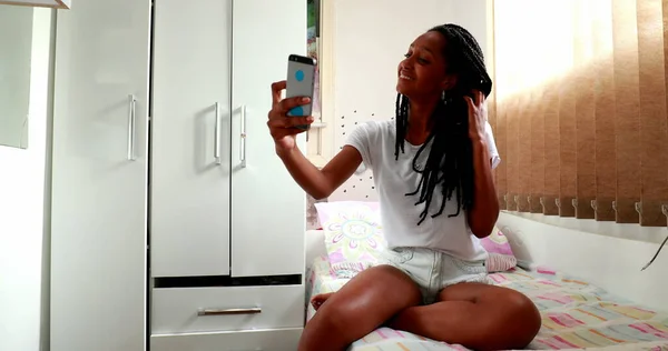Fekete Lány Szelfit Csinál Telefonnal Vegyes Fajú Tini Kamasz Lány — Stock Fotó