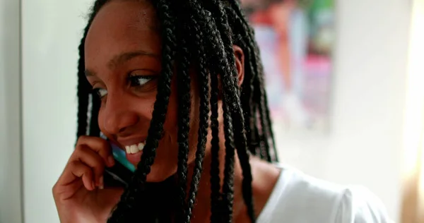 Black Girl Speaking Phone African Teenager Speaks Smartphone — Fotografia de Stock