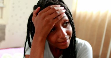 Afrikalı siyah kız pişmanlık duyuyor. Karmaşık duyguları olan bir genç.