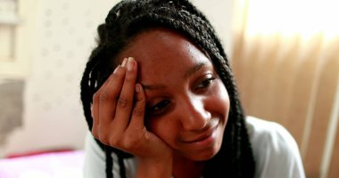 Afrikalı siyah kız pişmanlık duyuyor. Karmaşık duyguları olan bir genç.