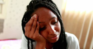 Afrikalı siyah kız pişmanlık duyuyor. Karmaşık duyguları olan bir genç.