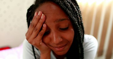 Afrikalı siyah kız pişmanlık duyuyor. Karmaşık duyguları olan bir genç.