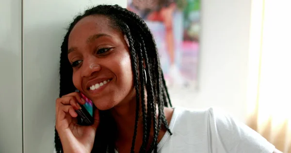 Black Girl Speaking Phone African Teenager Speaks Smartphone — Stockfoto