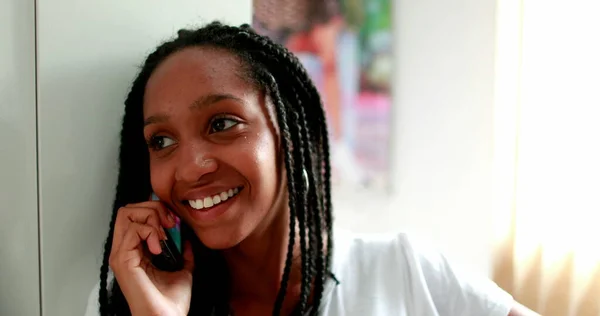 Zwart Meisje Aan Telefoon Afrikaanse Tiener Spreekt Smartphone — Stockfoto