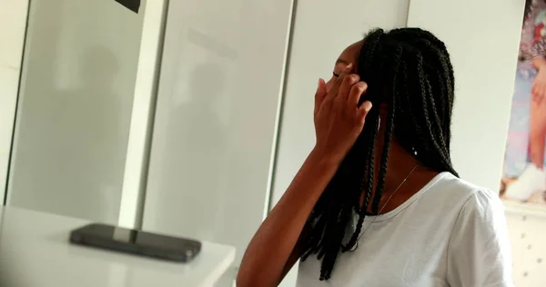 Αφρικανή Έφηβη Που Επιθεωρεί Τον Εαυτό Της Μπροστά Στον Καθρέφτη — Φωτογραφία Αρχείου