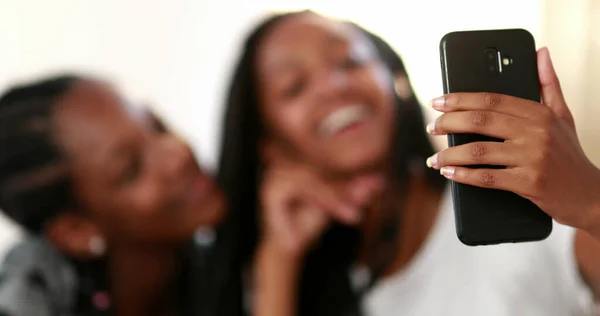 African Girls Taking Selfie Cellphone Girlfriends Posing Taking Photo Themselves — 스톡 사진