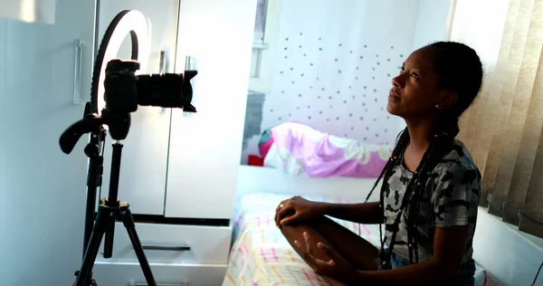 Afrikai Lány Beszél Kamera Előtt Közösségi Média Tizenéves Befolyásoló — Stock Fotó