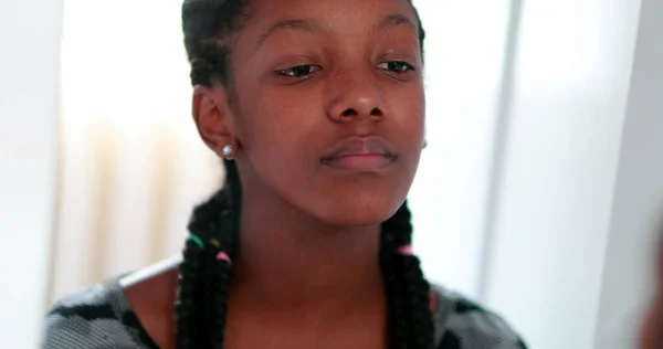 Afrikai Lány Tükörbe Néz Tinédzser Kamasz Lány Áll Arcán Tükröződés — Stock Fotó