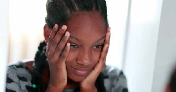 Afrikaans Meisje Kijkt Naar Zichzelf Spiegel Tiener Adolescent Meisje Staan — Stockfoto