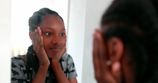 African Girl Looking Herself Mirror Teenage Adolescent Girl Standing Face — Φωτογραφία Αρχείου