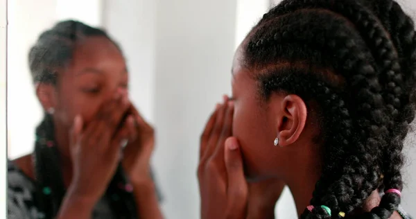 African Girl Looking Herself Mirror Teenage Adolescent Girl Standing Face — Φωτογραφία Αρχείου