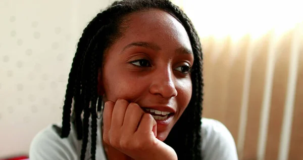 Africano Menina Negra Sentindo Arrependimento Emoção Adolescente Ter Sentimentos Mistos — Fotografia de Stock