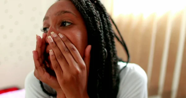 Africano Menina Negra Sentindo Arrependimento Emoção Adolescente Ter Sentimentos Mistos — Fotografia de Stock